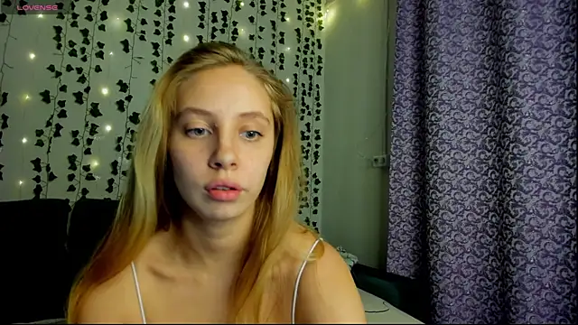 Snapshot of Kitty_Katrine chatting on December 16, 2024, 7:21 pm Kitty Katrine online show from December 16, 2024, 7:21 pm