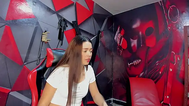 Hana and Zeta online show from November 5, 2025, 12:27 pm