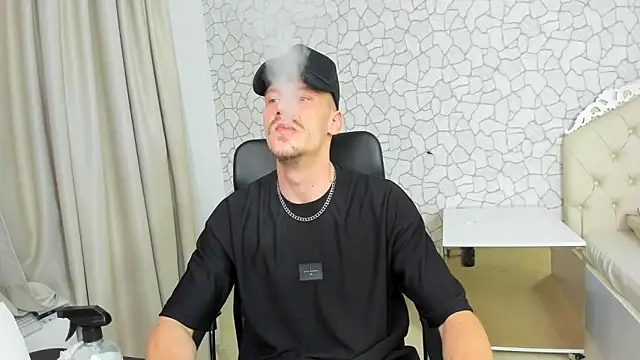 Snapshot of MateoBenjaminX chatting on December 27, 2024, 10:37 pm MateoBenjaminX online show from December 27, 2024, 10:37 pm