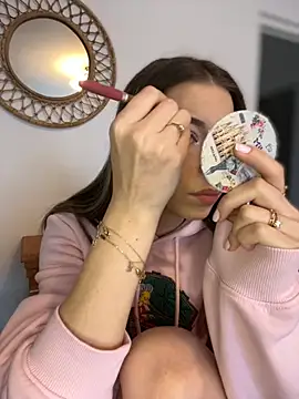 Mia Ethan online show from October 15, 2025, 9:31 am