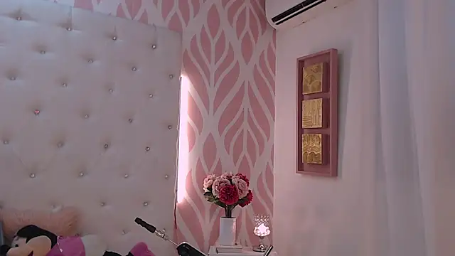 Snapshot of SashaDurante chatting on October 27, 2025, 12:09 pm SashaDurante online show from October 27, 2025, 12:09 pm