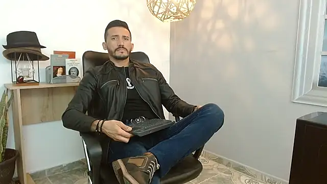 Snapshot of Reiko_85_ chatting on February 4, 2025, 5:55 pm Reiko 85 online show from February 4, 2025, 5:55 pm