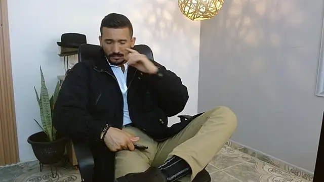 Snapshot of Reiko_85_ chatting on February 5, 2025, 6:04 pm Reiko 85 online show from February 5, 2025, 6:04 pm