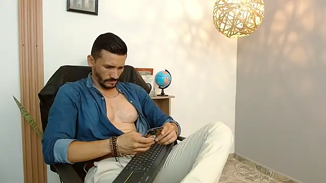 Snapshot of Reiko_85_ chatting on February 7, 2025, 6:13 pm Reiko 85 online show from February 7, 2025, 6:13 pm