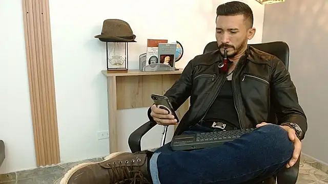 Snapshot of Reiko_85_ chatting on February 15, 2025, 7:28 pm Reiko 85 online show from February 15, 2025, 7:28 pm