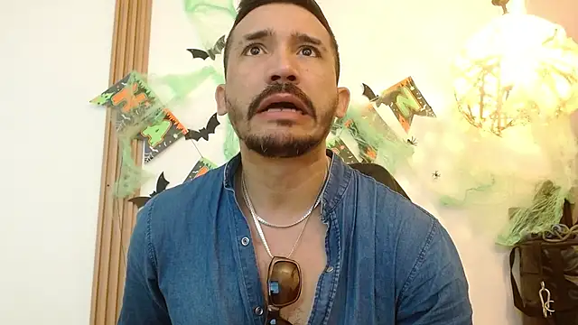 Snapshot of Reiko_85_ chatting on October 21, 2025, 2:40 pm Reiko 85 online show from October 21, 2025, 2:40 pm