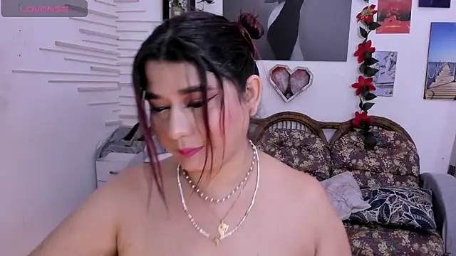 Snapshot of alinabozz1 chatting on December 19, 2024, 2:24 pm alinabozz1 online show from December 19, 2024, 2:24 pm