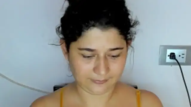 alinabozz1 online show from May 3, 2026, 8:04 pm