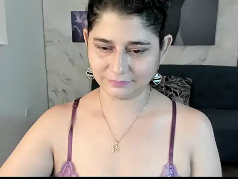 Snapshot of alinabozz1 chatting on June 12, 2026, 5:17 am alinabozz1 online show from June 12, 2026, 5:17 am