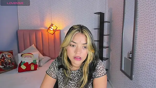 Snapshot of DENISERICHARD2 chatting on December 4, 2025, 12:36 pm DENISERICHARD2 online show from December 4, 2025, 12:36 pm