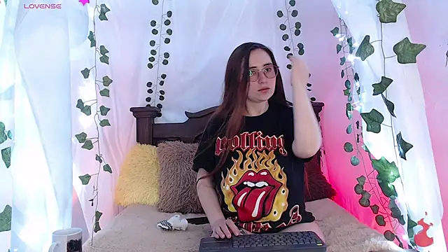 centaurigirl online show from February 21, 2025, 5:56 am