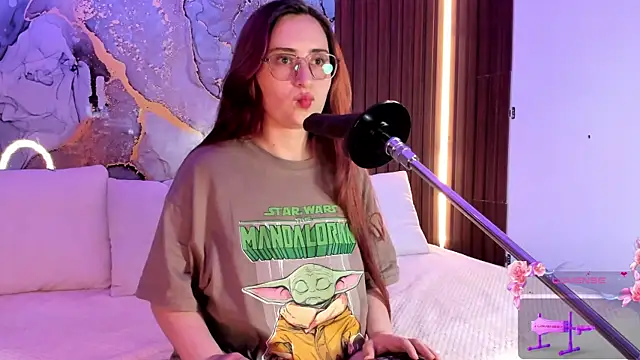 centaurigirl online show from September 15, 2025, 3:28 am