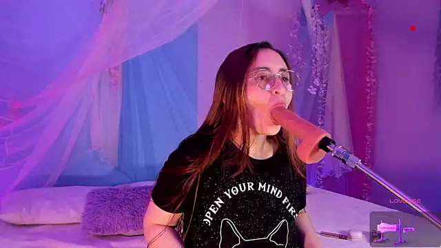 centaurigirl online show from April 25, 2026, 4:48 am