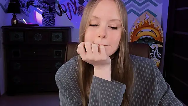 Snapshot of VivienLeeigh chatting on February 23, 2025, 6:23 pm VivienLeeigh online show from February 23, 2025, 6:23 pm