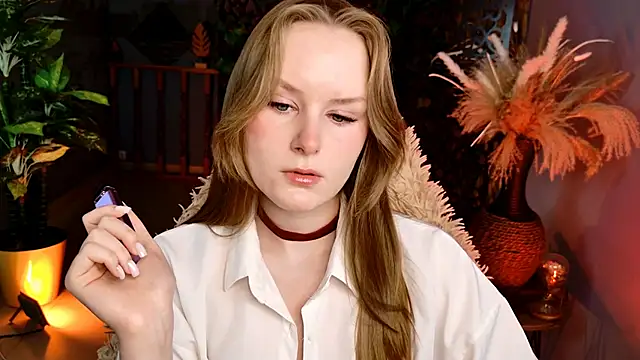VivienLeeigh online show from May 18, 2026, 5:13 am