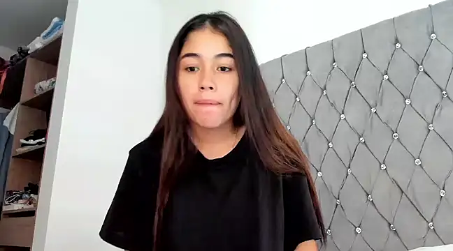 AriaMontgomery online show from December 17, 2024, 7:37 pm