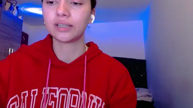 Snapshot of holy_juli chatting on June 2, 2026, 4:36 am holy juli online show from June 2, 2026, 4:36 am