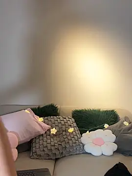 KellyOlsenbe online show from May 2, 2026, 8:14 pm