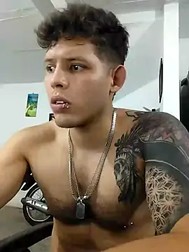 Snapshot of King_russo chatting on February 6, 2025, 11:15 pm King russo online show from February 6, 2025, 11:15 pm