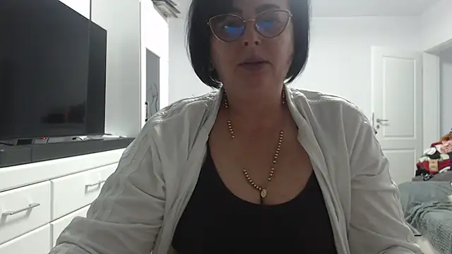 Amandamuller1982 online show from November 3, 2025, 4:52 pm