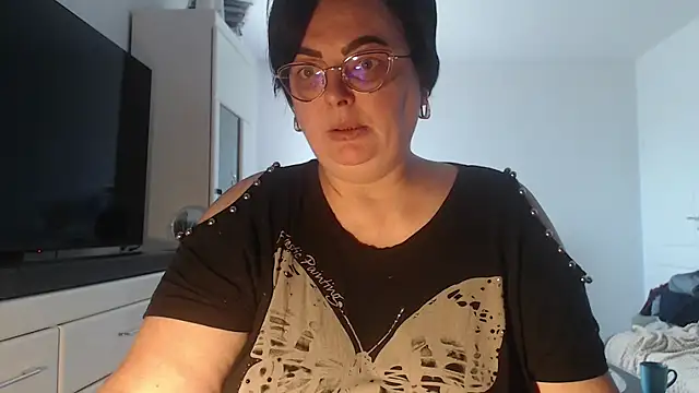 Amandamuller1982 online show from April 23, 2026, 8:24 am