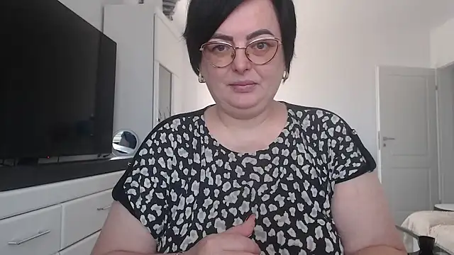 Amandamuller1982 online show from April 28, 2026, 7:13 am