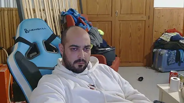 chicomallorca96 online show from February 2, 2026, 7:01 pm