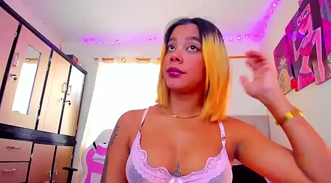 Snapshot of Miranda-brow chatting on December 8, 2024, 3:45 pm Miranda-brow online show from December 8, 2024, 3:45 pm