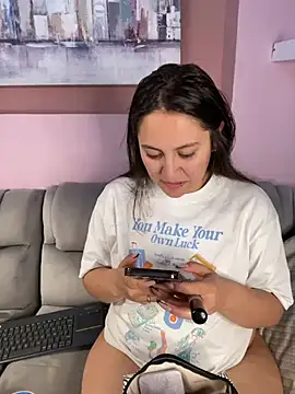 Snapshot of PoliBenett_ chatting on January 18, 2025, 7:48 pm PoliBenett online show from January 18, 2025, 7:48 pm