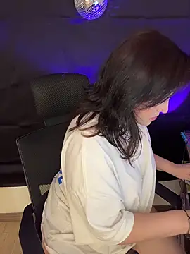 Snapshot of PoliBenett_ chatting on November 5, 2025, 9:48 pm PoliBenett online show from November 5, 2025, 9:48 pm