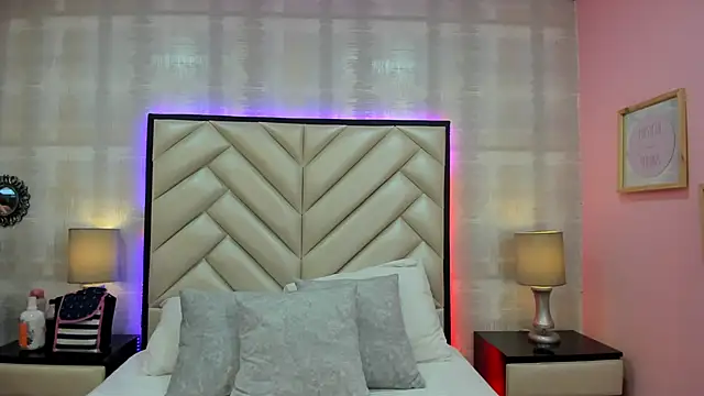 HazelMoret online show from September 13, 2025, 11:21 am