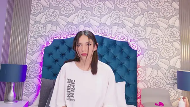 HazelMoret online show from February 11, 2026, 3:11 am