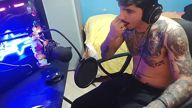 Snapshot of Badboyi1997 chatting on October 24, 2025, 2:19 am Badboyi1997 online show from October 24, 2025, 2:19 am