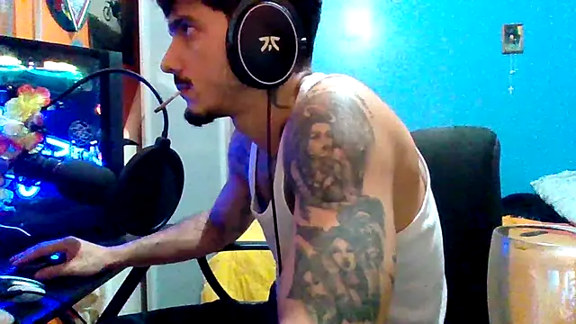 Snapshot of Badboyi1997 chatting on October 31, 2025, 1:17 am Badboyi1997 online show from October 31, 2025, 1:17 am