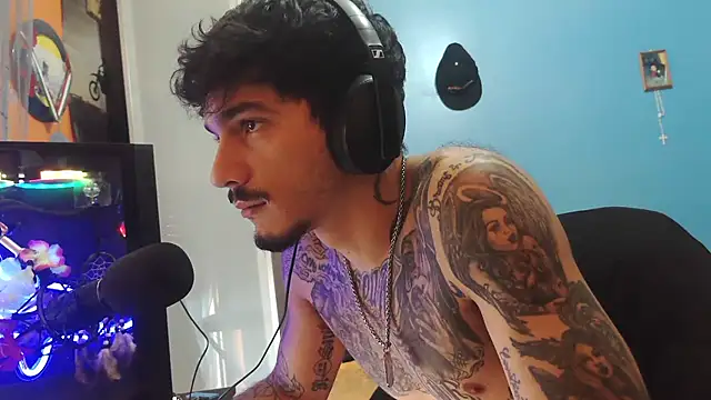 Snapshot of Badboyi1997 chatting on December 2, 2025, 10:42 am Badboyi1997 online show from December 2, 2025, 10:42 am