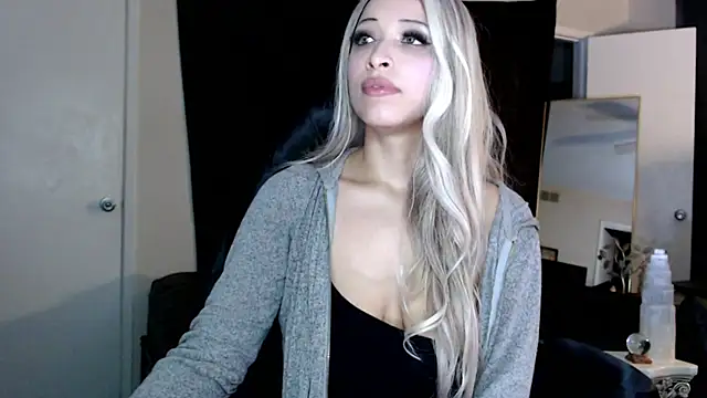 liadivina online show from March 12, 2025, 7:46 am