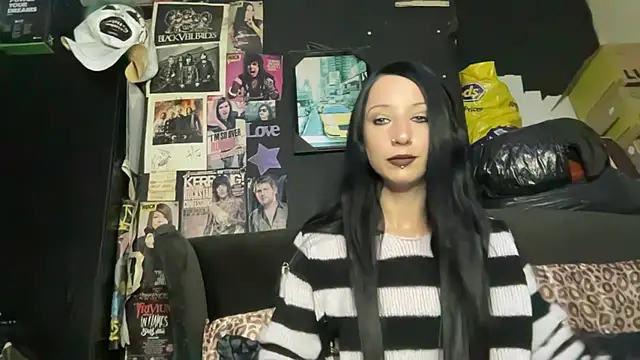 Snapshot of MissMidnightUK chatting on October 21, 2025, 10:10 pm MissMidnightUK online show from October 21, 2025, 10:10 pm