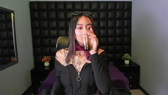 Miaa Thopmson online show from October 10, 2025, 9:58 pm