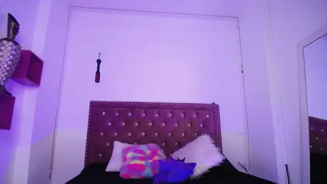 amelierouss online show from February 5, 2025, 7:31 pm