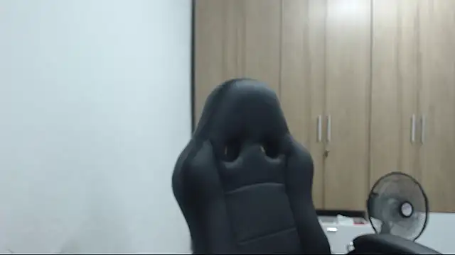 RoxanaLove9 online show from September 24, 2025, 11:52 pm