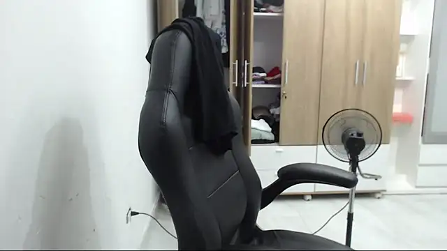 RoxanaLove9 online show from March 5, 2026, 2:07 am