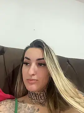 hotskinny1 online show from April 28, 2026, 4:23 pm