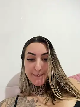 hotskinny1 online show from May 2, 2026, 3:39 pm