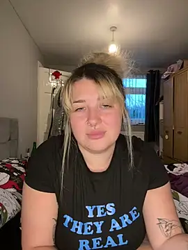 Snapshot of Curvy_Rosie99 chatting on December 2, 2024, 3:47 pm Curvy Rosie99 online show from December 2, 2024, 3:47 pm