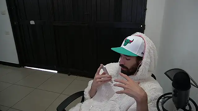 Snapshot of Your_Ice_cream chatting on January 17, 2025, 6:23 pm Your Ice cream online show from January 17, 2025, 6:23 pm