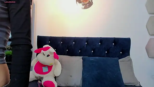 yulianademond66 online show from August 5, 2026, 8:44 pm