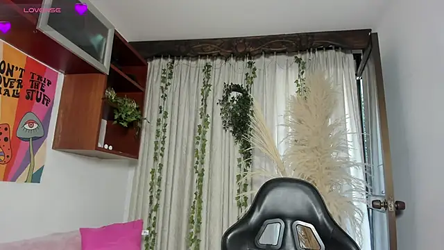 HannaRhodes online show from April 23, 2026, 1:24 pm