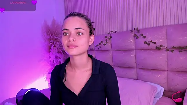 Snapshot of HannaRhodes chatting on July 1, 2026, 2:40 pm HannaRhodes online show from July 1, 2026, 2:40 pm