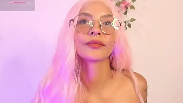 Luna-Chann online show from June 3, 2026, 9:42 pm