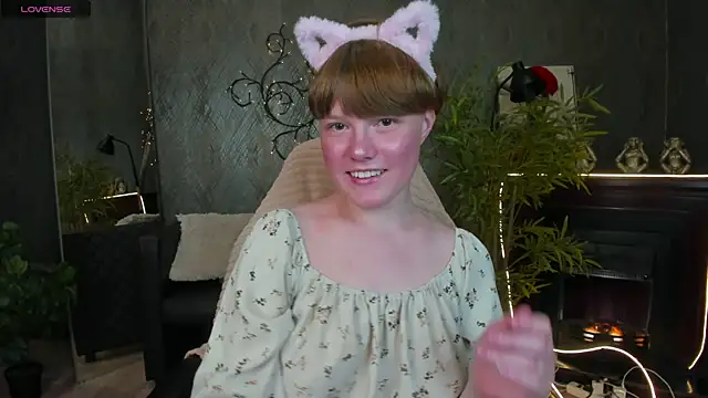 Snapshot of DreamyLuna chatting on July 2, 2026, 8:48 pm DreamyLuna online show from July 2, 2026, 8:48 pm